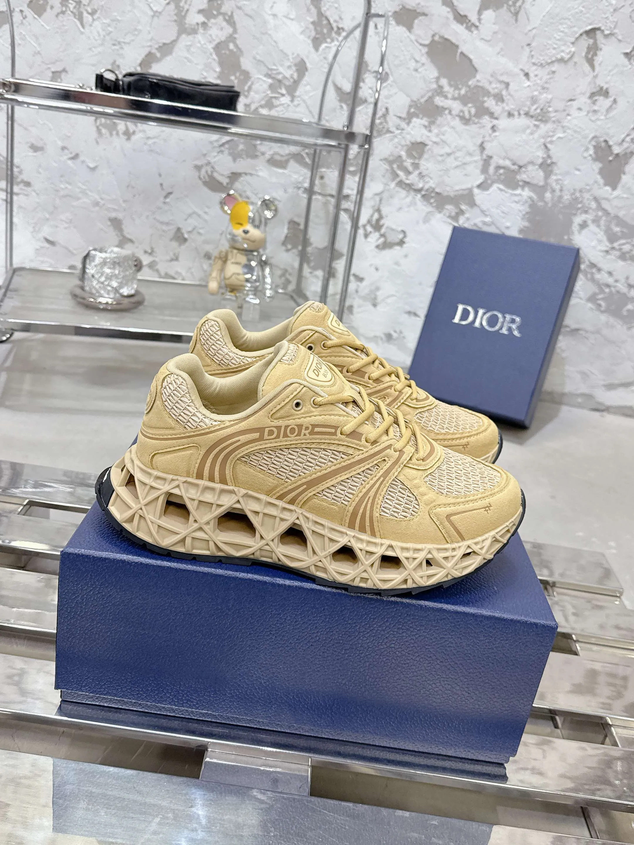 Factory price 780💰 Top version! ! ! Dior (B35) DIOR spring and summer men's wear show, the show was held at the Valle de Grasse School in Paris. Kim Jones drew inspiration from the works of South African artist Hylton Nel. The details of the shoes, clog soles and tribal elements, cleverly blended luxury craftsmanship and practicality, with fresh childishness and bright temperament, creating a new season hot spot. Dior KAWA Dior co-branded casual sports shoes reinterpret running shoes with Dior's high-end style. B35 is made of fine-textured leather and mesh fabric materials. It can be worn in all seasons, is comfortable and breathable, and has multiple lines on the shoe body to outline details. It has a full retro three-dimensional feel and can create a casual look all year round! Fabric: Cowhide/customized cloth material Lining: Imported breathable mesh Outsole: Original molded outsole Size: 39-46 (customized at 45.46)